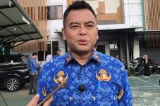 Camat Setu Erwin Gemala Putra memberikan keterangan terkait kekurangan bank sampah dan penanganan sampah di Kecamatan Setu, Kota Tangerang Selatan.
