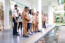 Gubernur Banten bersama jajaran pemerintah daerah dan imigrasi meninjau fasilitas pelayanan publik di lingkungan Gedung Negara Provinsi Banten, Kota Serang.