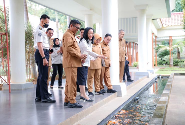 Gubernur Banten bersama jajaran pemerintah daerah dan imigrasi meninjau fasilitas pelayanan publik di lingkungan Gedung Negara Provinsi Banten, Kota Serang.