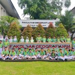 Murid SMP Islam Al-Azhar BSD berfoto bersama di depan Fakultas Geografi UGM saat mengikuti OLGENAS 2026 di Yogyakarta.