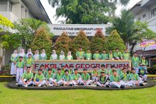 Murid SMP Islam Al-Azhar BSD berfoto bersama di depan Fakultas Geografi UGM saat mengikuti OLGENAS 2026 di Yogyakarta.