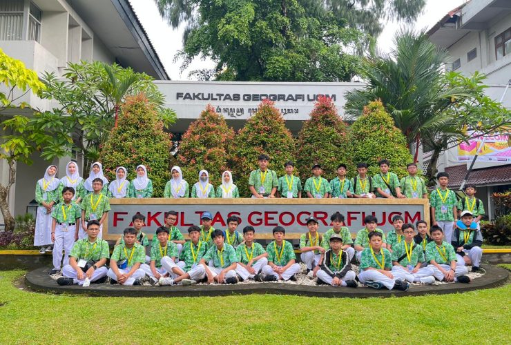 Murid SMP Islam Al-Azhar BSD berfoto bersama di depan Fakultas Geografi UGM saat mengikuti OLGENAS 2026 di Yogyakarta.