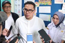Wakil Walikota Tangerang Selatan Pilar Saga Ichsan memberikan keterangan kepada wartawan saat meninjau SDN Rawabuntu 01 terkait kasus dugaan pelecehan seksual terhadap siswa