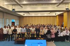 Kepala Dinas Pendidikan dan Kebudayaan Kota Tangerang Selatan bersama kepala sekolah TK, SD, dan SMP saat kegiatan pembinaan di Aula Blandongan Pemkot Tangsel