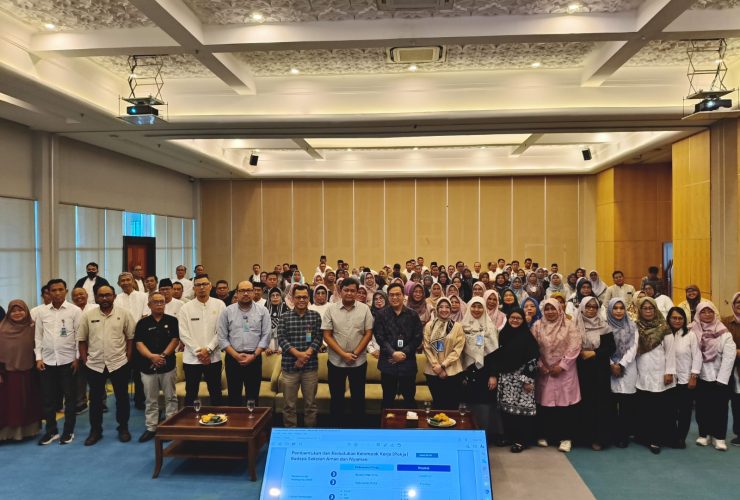 Kepala Dinas Pendidikan dan Kebudayaan Kota Tangerang Selatan bersama kepala sekolah TK, SD, dan SMP saat kegiatan pembinaan di Aula Blandongan Pemkot Tangsel