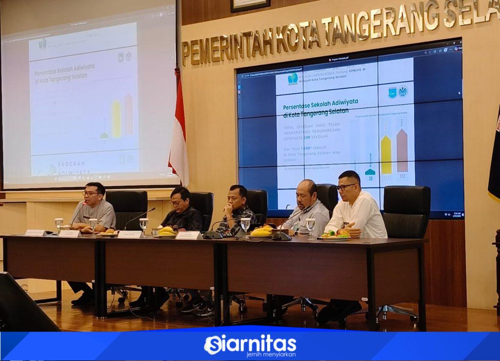 Pejabat Dinas Pendidikan dan Kebudayaan Kota Tangerang Selatan mengikuti kegiatan pembinaan kepala sekolah di Aula Blandongan Pemkot Tangsel