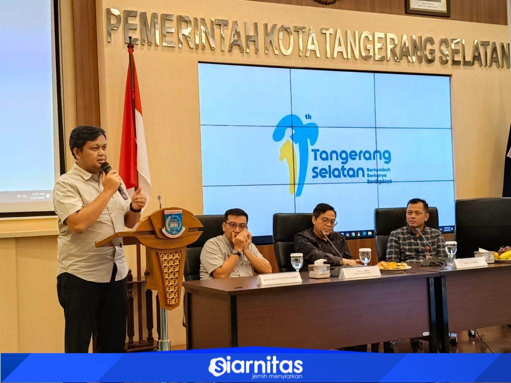 Kepala Dinas Pendidikan dan Kebudayaan Kota Tangerang Selatan Deden Deni memberikan arahan dalam pembinaan kepala sekolah di Pemkot Tangsel