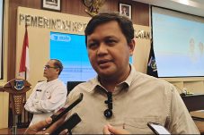 Kepala Dinas Pendidikan dan Kebudayaan Kota Tangerang Selatan Deden Deni memberikan keterangan kepada wartawan usai pembinaan kepala sekolah TK hingga SMP di Aula Blandongan Pemkot Tangsel.