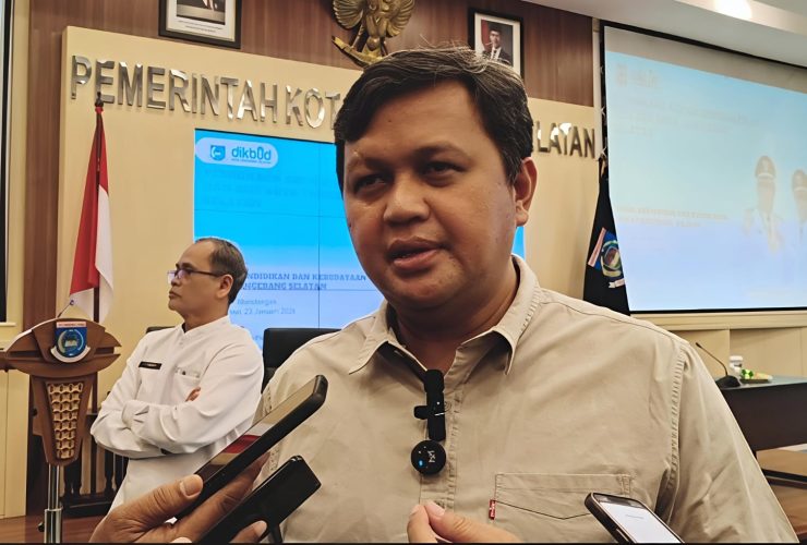 Kepala Dinas Pendidikan dan Kebudayaan Kota Tangerang Selatan Deden Deni memberikan keterangan kepada wartawan usai pembinaan kepala sekolah TK hingga SMP di Aula Blandongan Pemkot Tangsel.