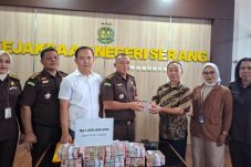 Penyerahan denda Rp 1 miliar oleh PT GNI kepada Kejaksaan Negeri Serang terkait kasus limbah B3 di Kawasan Cikande