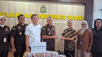 Penyerahan denda Rp 1 miliar oleh PT GNI kepada Kejaksaan Negeri Serang terkait kasus limbah B3 di Kawasan Cikande