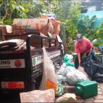 Warga menyerahkan sampah rumah tangga ke Bank Sampah Darling Tangerang