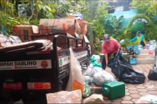 Warga menyerahkan sampah rumah tangga ke Bank Sampah Darling Tangerang