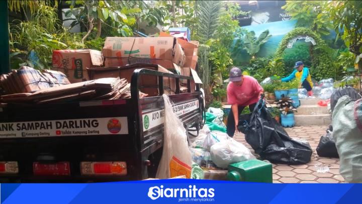 Warga menyerahkan sampah rumah tangga ke Bank Sampah Darling Tangerang