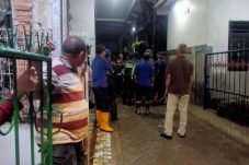 Petugas Damkar dan polisi melumpuhkan pemuda mengamuk bersenjata golok di Ciledug Kota Tangerang