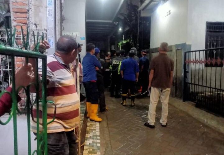 Petugas Damkar dan polisi melumpuhkan pemuda mengamuk bersenjata golok di Ciledug Kota Tangerang