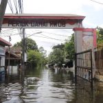 banjir merendam Perumahan Periuk Damai RW 08, Kecamatan Periuk, Kota Tangerang, Banten, dengan ketinggian air masih menggenangi rumah warga.