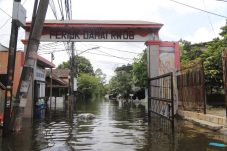 banjir merendam Perumahan Periuk Damai RW 08, Kecamatan Periuk, Kota Tangerang, Banten, dengan ketinggian air masih menggenangi rumah warga.