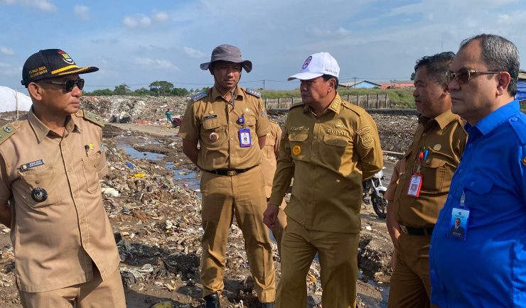 Bupati Tangerang meninjau lahan TPA Jatiwaringin untuk pembangunan PSEL.