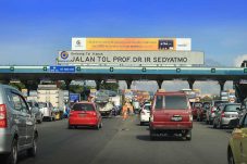 Tol Sedyatmo menuju Bandara Soekarno-Hatta Jakarta dengan rambu tarif tol terbaru 2026.