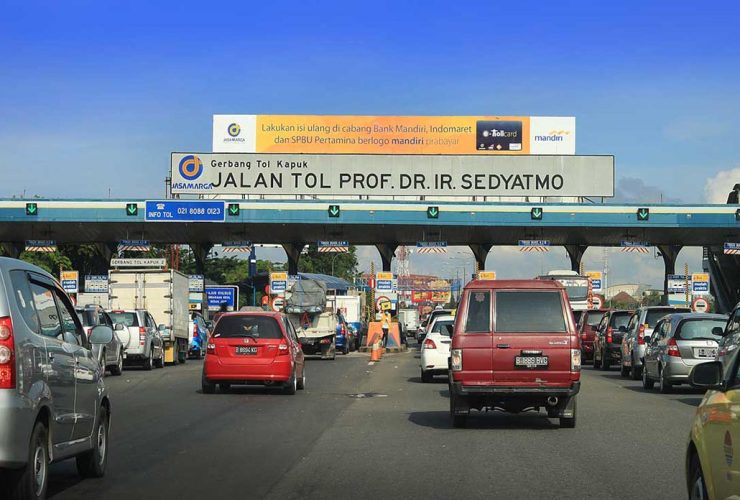 Tol Sedyatmo menuju Bandara Soekarno-Hatta Jakarta dengan rambu tarif tol terbaru 2026.
