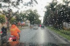 Kondisi cuaca berawan dan hujan ringan di wilayah Tangerang Selatan sesuai prakiraan BMKG Rabu 7 Januari 2026