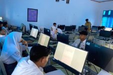 Siswa SMA sedang mengakses portal SNPMB 2026 untuk pendaftaran SNBP melalui laptop