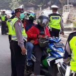 Polisi lalu lintas Polres Tangerang Selatan memeriksa pengendara motor saat Operasi Keselamatan Jaya menjelang bulan Ramadan