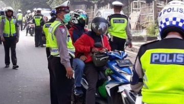 Polisi lalu lintas Polres Tangerang Selatan memeriksa pengendara motor saat Operasi Keselamatan Jaya menjelang bulan Ramadan