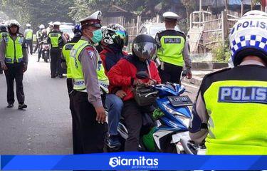 Polisi lalu lintas Polres Tangerang Selatan memeriksa pengendara motor saat Operasi Keselamatan Jaya menjelang bulan Ramadan