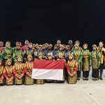 Tim tari SMP Islam Al-Azhar BSD mengenakan busana tradisional Indonesia berfoto bersama sambil membawa bendera Merah Putih usai meraih prestasi pada kompetisi Art in Motion di Seoul, Korea Selatan.