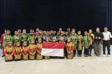 Tim tari SMP Islam Al-Azhar BSD mengenakan busana tradisional Indonesia berfoto bersama sambil membawa bendera Merah Putih usai meraih prestasi pada kompetisi Art in Motion di Seoul, Korea Selatan.