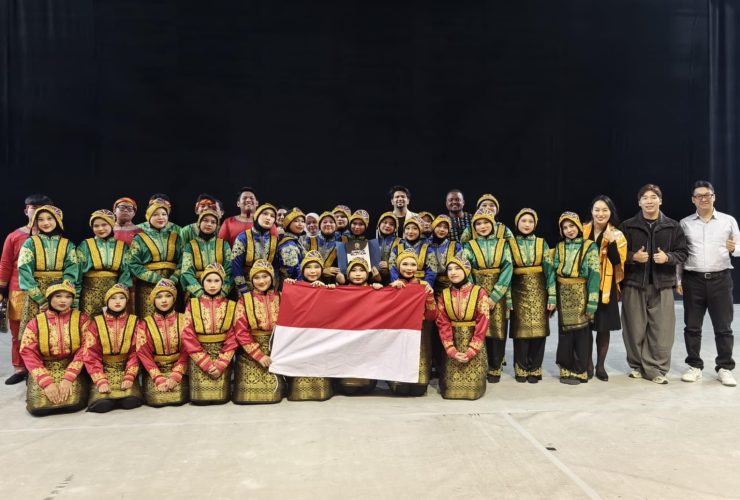 Tim tari SMP Islam Al-Azhar BSD mengenakan busana tradisional Indonesia berfoto bersama sambil membawa bendera Merah Putih usai meraih prestasi pada kompetisi Art in Motion di Seoul, Korea Selatan.