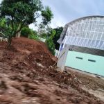 Pantauan lapangan pembangunan GOR lapangan padel yang diduga belum berizin dengan kondisi jalan sekitar becek dan dipenuhi tanah.