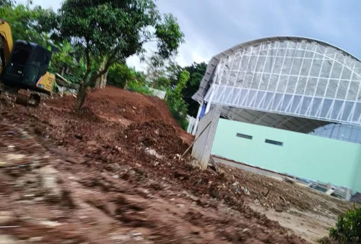 Pantauan lapangan pembangunan GOR lapangan padel yang diduga belum berizin dengan kondisi jalan sekitar becek dan dipenuhi tanah.