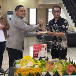 Kapolres Tangerang Selatan AKBP Boy Jumalolo bersama perwakilan PWI dan IJTI Tangsel memotong tumpeng pada peringatan Hari Pers Nasional 2026 di Mapolres Tangsel.