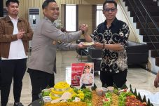 Kapolres Tangerang Selatan AKBP Boy Jumalolo bersama perwakilan PWI dan IJTI Tangsel memotong tumpeng pada peringatan Hari Pers Nasional 2026 di Mapolres Tangsel.