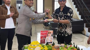 Kapolres Tangerang Selatan AKBP Boy Jumalolo bersama perwakilan PWI dan IJTI Tangsel memotong tumpeng pada peringatan Hari Pers Nasional 2026 di Mapolres Tangsel.