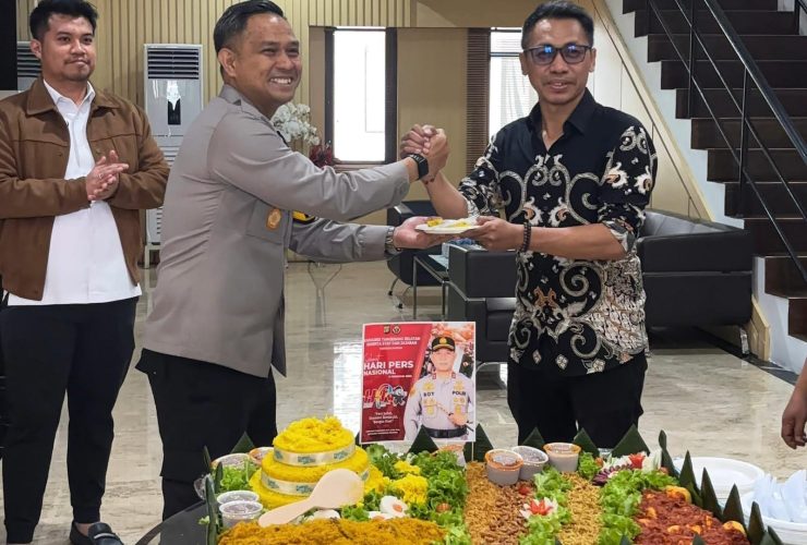 Kapolres Tangerang Selatan AKBP Boy Jumalolo bersama perwakilan PWI dan IJTI Tangsel memotong tumpeng pada peringatan Hari Pers Nasional 2026 di Mapolres Tangsel.