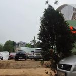 Kondisi lokasi pembangunan GOR lapangan padel di Tandon Ciater Tangsel yang diperintahkan berhenti oleh Walikota karena belum mengantongi izin PBG.