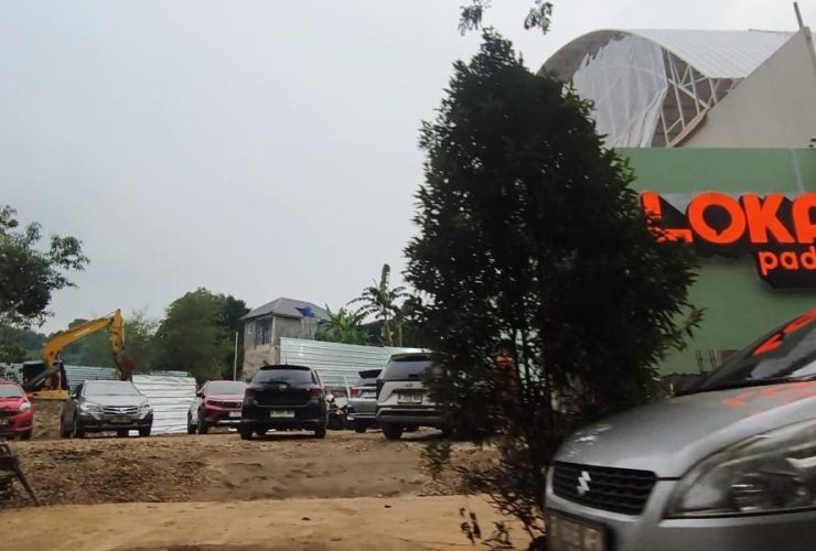 Kondisi lokasi pembangunan GOR lapangan padel di Tandon Ciater Tangsel yang diperintahkan berhenti oleh Walikota karena belum mengantongi izin PBG.