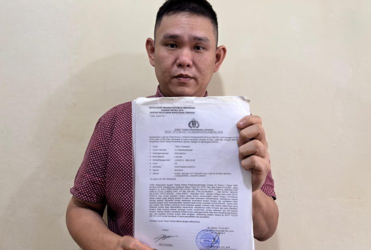 Ying Yohanes menunjukkan surat tanda penerimaan laporan di Polda Metro Jaya terkait dugaan penipuan jasa hukum Rp600 juta.