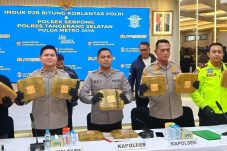Kapolres Tangsel bersama jajaran Polsek Serpong dan Induk PJR Bitung menunjukkan barang bukti 40 kilogram ganja yang berhasil disita dalam pengungkapan kasus narkoba di Tol Bitung–Serpong.