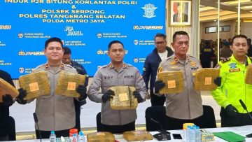 Kapolres Tangsel bersama jajaran Polsek Serpong dan Induk PJR Bitung menunjukkan barang bukti 40 kilogram ganja yang berhasil disita dalam pengungkapan kasus narkoba di Tol Bitung–Serpong.