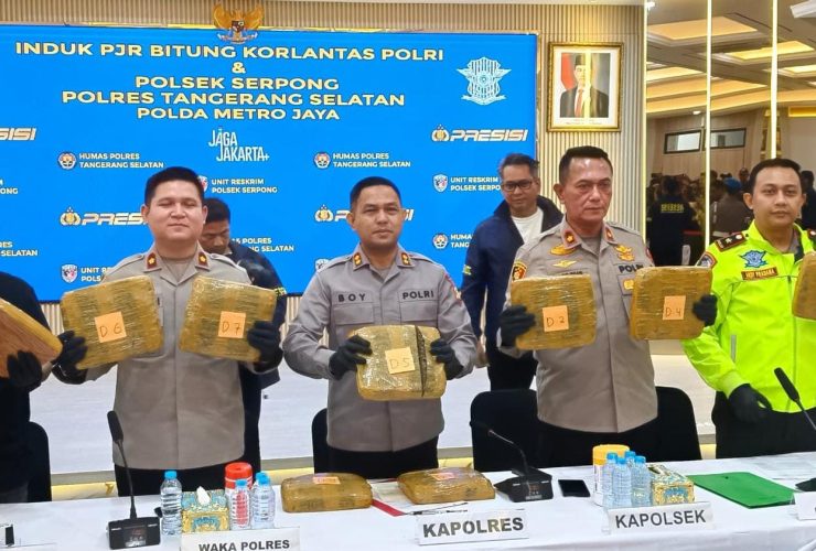 Kapolres Tangsel bersama jajaran Polsek Serpong dan Induk PJR Bitung menunjukkan barang bukti 40 kilogram ganja yang berhasil disita dalam pengungkapan kasus narkoba di Tol Bitung–Serpong.