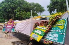 Karangan bunga Wakil Wali Kota Tangsel Pilar Saga Ichsan terpasang di lokasi Loka Padel Ciater yang disegel Satpol PP karena belum memiliki PBG.