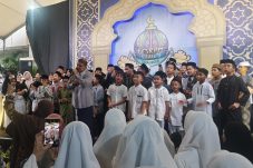 Penampilan Haddad Alwi bersama puluhan anak yatim dalam Festival Ramadan 2026 di SMA Al Azhar BSD, Tangerang Selatan.
