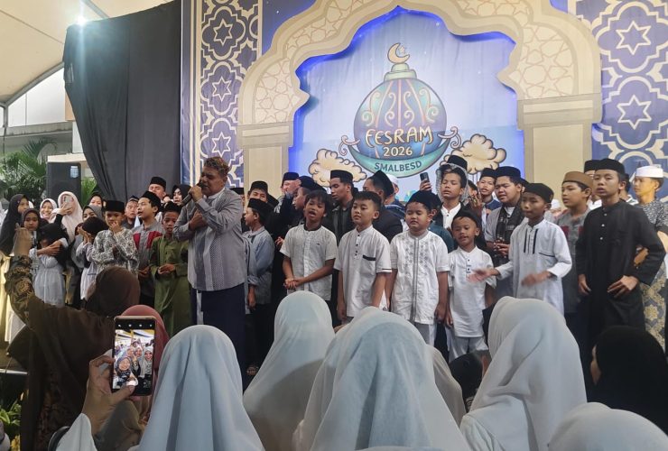 Penampilan Haddad Alwi bersama puluhan anak yatim dalam Festival Ramadan 2026 di SMA Al Azhar BSD, Tangerang Selatan.