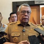 Walikota Tangerang Selatan Benyamin Davnie memberikan keterangan pers terkait krisis sampah dan kapasitas TPA Cipeucang