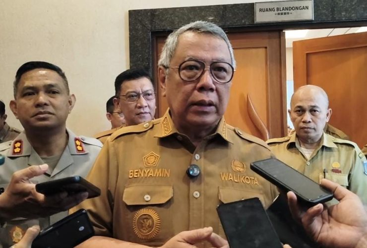 Walikota Tangerang Selatan Benyamin Davnie memberikan keterangan pers terkait krisis sampah dan kapasitas TPA Cipeucang